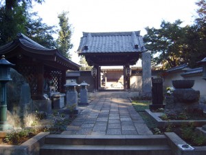 満行寺の山門